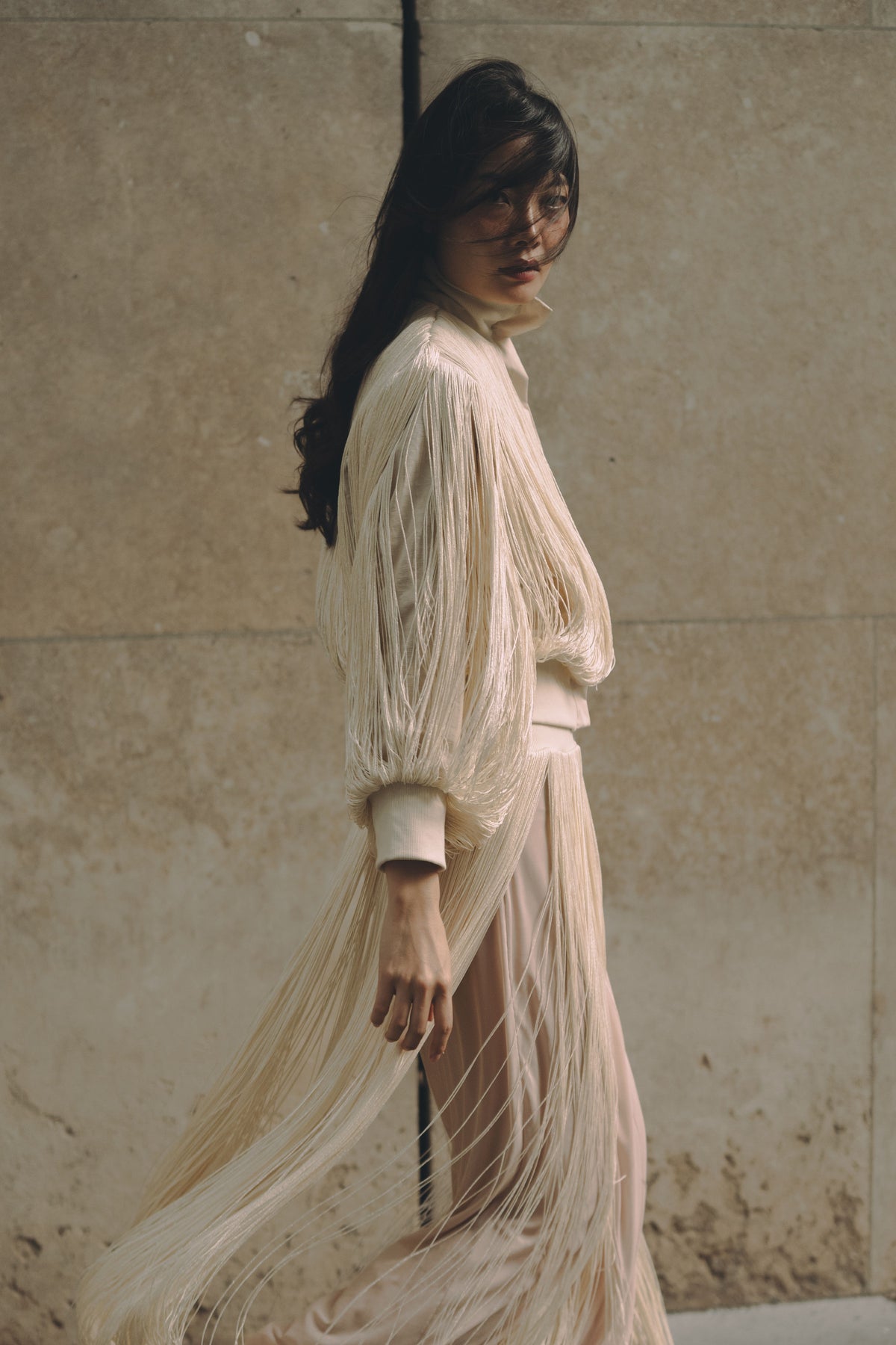 Modelo con una pieza de hilos de la colección Atelier de BLESS Handmade