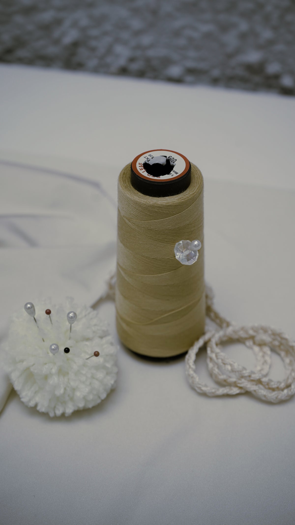 Hilos, alfileres y detalles de pedrería en el taller de BLESS Handmade