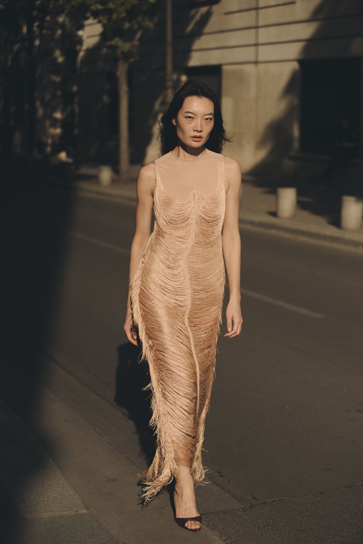 Modelo caminando con un vestido de la colección Ready to Wear de BLESS Handmade