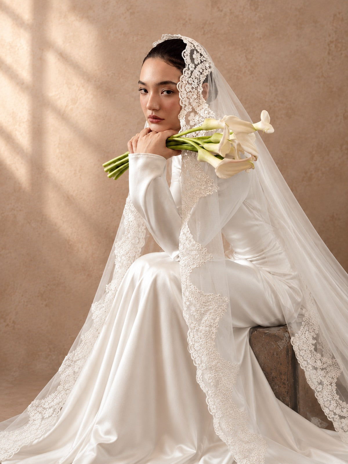 Inspiración editorial nupcial en tonos marfil, creada con IA